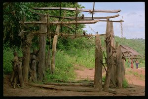 Een spirituele poort bij de ingang van een Akkha-dorp