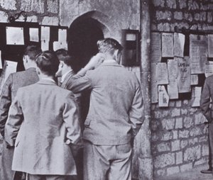 Na de Hal, kijkend naar het mededelingenbord van het college door Laszlo Moholy Nagy