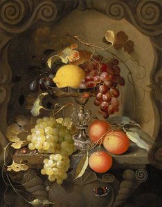 Stilleven van fruit op en rond een tazza, in een nis