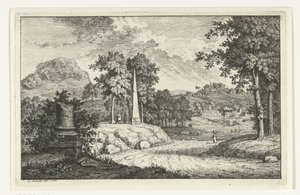 Heuvelachtig landschap met obelisk langs de weg