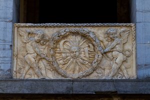 Balustradeplaat met stralende zon in guirlande, bas-reliëf op de gevel van de San Sebastiano kerk