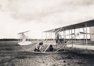 Leon Bollee werkt aan het vliegtuig van de gebroeders Wright