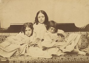 Edith, Ina en Alice Liddell op een bank, zomer 1858 door Lewis Carroll