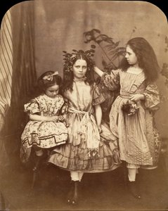 Flora Rankin, Irene MacDonald, en Mary Josephine MacDonald bij Elm Lodge, juli 1863 door Lewis Carroll