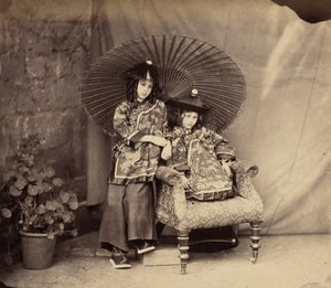 Lorina en Alice Liddell in Chinese Kleding
