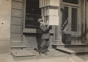 Wagenjongen of "staartjongen" helpt de wagen te laden