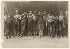 Een groep jonge wetenschappers aan het werk in een conservenfabriek in Indianapolis, Indiana door Lewis W. Hine