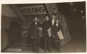 [Vier Newsies bij een ingang van de metro, New York City].