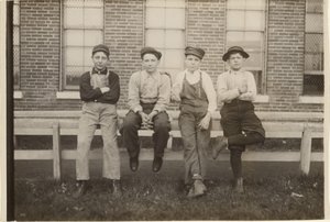 [Groep jongens die werken in de Brown Shoe Factory, Moberly, Missouri]. door Lewis W. Hine
