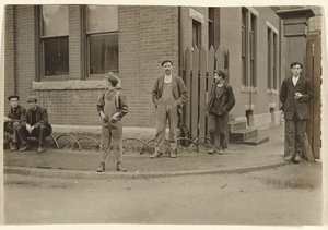 [Groep mannen en jongens verzameld buiten] door Lewis W. Hine