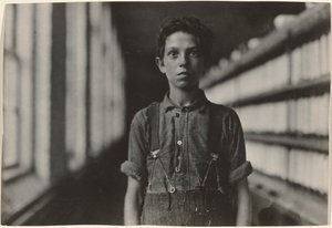 Jo Bodeon, een "back-roper" in de muilezelkamer. Chase katoenfabriek, Burlington, Vermont door Lewis W. Hine