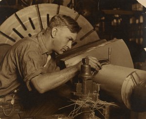 Man met micrometer meet een as tot op een duizendste van een inch. door Lewis W. Hine