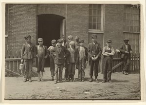 [Molenarbeiders buiten de fabriek, Massachusetts]. door Lewis W. Hine