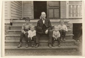 [Mr. Smith, opzichter bij Wylie Mill, met vier kinderen, Chester, South Carolina]. door Lewis W. Hine