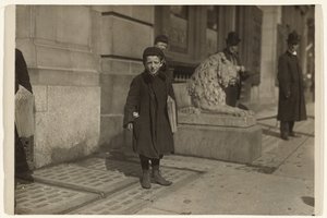 Newsboy door Lewis W. Hine