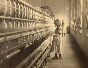 Sadie Pfeiffer, spinster in katoenfabriek door Lewis W. Hine