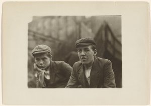 Twee jongens met jassen en petten, New Jersey door Lewis W. Hine