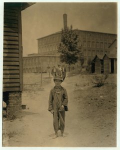 De 12-jarige Eddie Norton, verdient ongeveer 40 cent per dag als veegjongen bij Saxon Mill, Spartanburg, North Carolina, 1912 door Lewis Wickes Hine