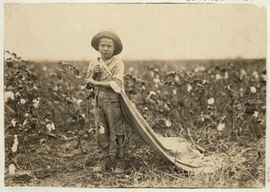 6-jarige Warren Frakes met ongeveer 20 pond katoen in zijn zak in Comanche County, Oklahoma, 1916