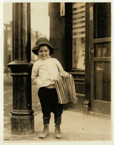 6-jarige krantenjongen, bekend als Little Fattie en slechts 3 ft 4 ins lang, werkt al een jaar in St. Louis, Missouri, 1910