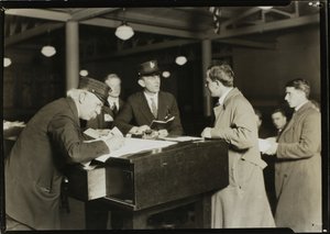 Een close-up op Ellis Island door Lewis Wickes Hine