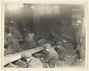 Een beeld van arbeiders in Ewen Breaker van Pennsylvania Coal Company door Lewis Wickes Hine