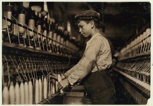 Een doffer vervangt volle spoelen in Globe Cotton Mill, Augusta, Georgia, 1909 door Lewis Wickes Hine