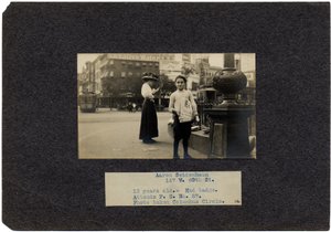 Aaron Seidenbaum, 147 West 60th Street, New York City door Lewis Wickes Hine