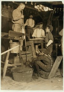 Blazer en vormjongen bij Seneca Glass Works, Morgantown, West Virginia, 1908 door Lewis Wickes Hine