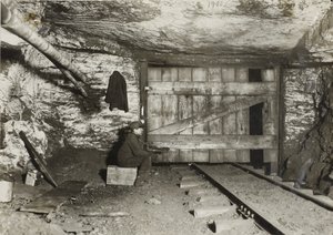 Jongen wacht tot de kolen doorkomen door Lewis Wickes Hine