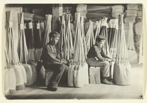 Jongens in verpakkingsruimte, Brown Mfg. Company, Evansville, Ind. door Lewis Wickes Hine