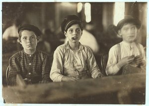 Jongens maken sigaren bij Englehardt und Co, Tampa, Florida, 1909 door Lewis Wickes Hine
