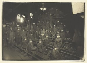 Brekerjongens in Coal Chute, South Pittston, Pennsylvania door Lewis Wickes Hine