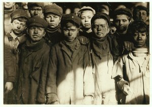 Breaker jongens (die met de hand kolen sorteren) bij Hughestown Borough Coal Co. Pittston, Pennsylvania, 1911 door Lewis Wickes Hine
