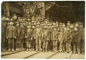 Breaker jongens die met de hand kolen sorteren bij Ewen Breaker van Pennsylvania Coal Co, South Pittston, Pennsylvania, 1911 door Lewis Wickes Hine