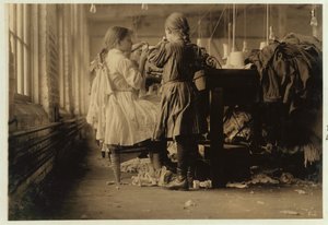 Kinderraveler en looper in Loudon Hosiery Mills, Tennessee, 1910 door Lewis Wickes Hine