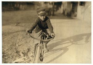 Curtin Hines, 14 jaar oud, Western Union boodschapper voor 6 maanden, Houston, Texas, 1913 door Lewis Wickes Hine