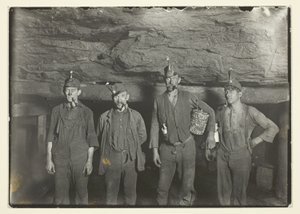 Diep in een kolenmijn in West Virginia gaan mijnwerkers naar huis door Lewis Wickes Hine