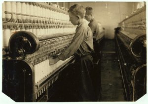 Doffers vervangen volle spoelen in Indian Orchard Cotton Mill, Massachusetts, 1916 door Lewis Wickes Hine