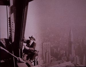Empire State Building in aanbouw, een inspecteur controleert het werk door Lewis Wickes Hine