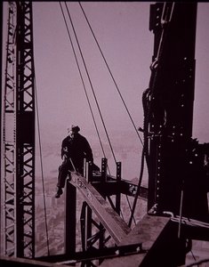 Empire State Building in aanbouw, met bouten en moersleutel
