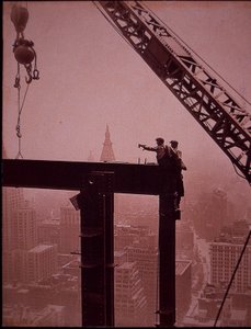 Empire State Building in aanbouw, plaatsing van een stalen balk