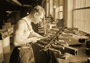 Fabrieksarbeider bij de Paragon Rubber Company, Massachusetts, 1936 door Lewis Wickes Hine