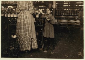 Fannie, 48 inch hoog, 7 jaar oud, een van de 19 kinderen die haar zus helpen in Elk Mills, Fayetteville, Tennessee, 1910 door Lewis Wickes Hine