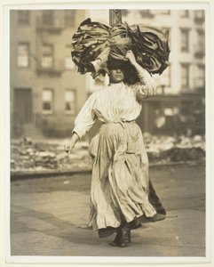 Eerste werk in Amerika, Italiaanse immigrant draagt kleding naar een huurhuis