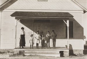 Vijf leerlingen aanwezig op School No. 6, District 3, Fort Michigan, Colorado door Lewis Wickes Hine