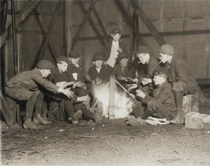 Bende krantenjongens om 10:00 uur, 1910 door Lewis Wickes Hine