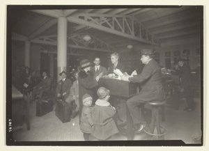Duitse familie, tolk en schrijver op Ellis Island door Lewis Wickes Hine