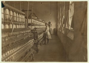Hattie Hunter, een spinner in Lancaster Cotton Mills, South Carolina waar ze al 3 jaar werkt door Lewis Wickes Hine