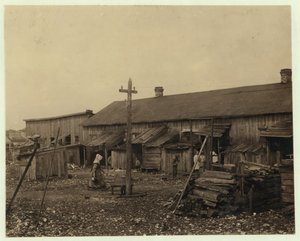 Huisvesting voor ongeveer 50 werknemers van Maggioni Canning Co., Port Royal, South Carolina, omgeven door moeras en op een oude schelpenhoop, 1912 door Lewis Wickes Hine